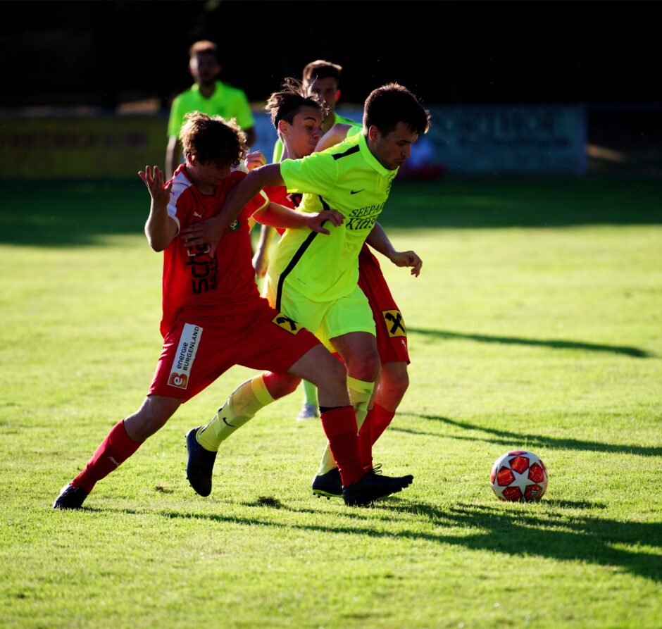 Daniel Klinkhammer fights for ball