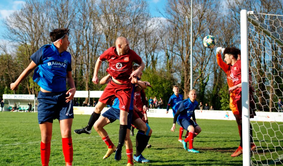 Tobias Wisak header: Tobias Wisak sends a dangerous header past Peter Gallus and Simon Werdenich at UFC Pama keeper Julius Pentek Subject: soccer;football;burgenland;kittsee;Julius Pentek;Simon Werdenich;Peter Gallus;Tobias Wisak