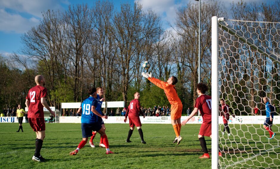 Christopher Drobela header: Christopher Drobela sends another header at UFC Pama keeper Julius Pentek Subject: soccer;football;burgenland;kittsee;Julius Pentek;Simon Werdenich;Peter Gallus;Tobias Wisak;Christopher Drobela