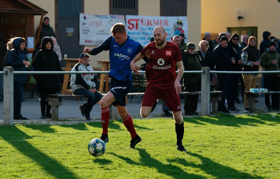 Sombat runs past Gallus 02: This numbered sequence show how difficult it is to stop Jozef Sombat without tripping him. Peter Gallus is in pursuit. Subject: soccer;football;burgenland;kittsee;Jozef Sombat;Peter Gallus