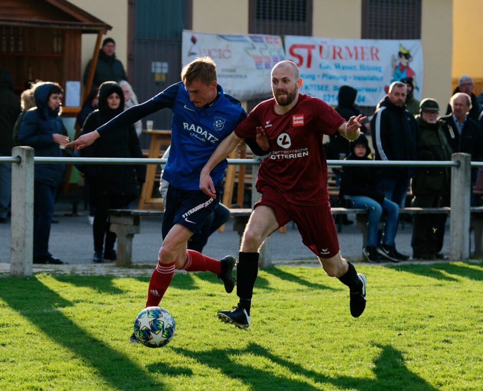 Sombat runs past Gallus 03: This numbered sequence show how difficult it is to stop Jozef Sombat without tripping him. Peter Gallus is in pursuit. Subject: soccer;football;burgenland;kittsee;Jozef Sombat;Peter Gallus