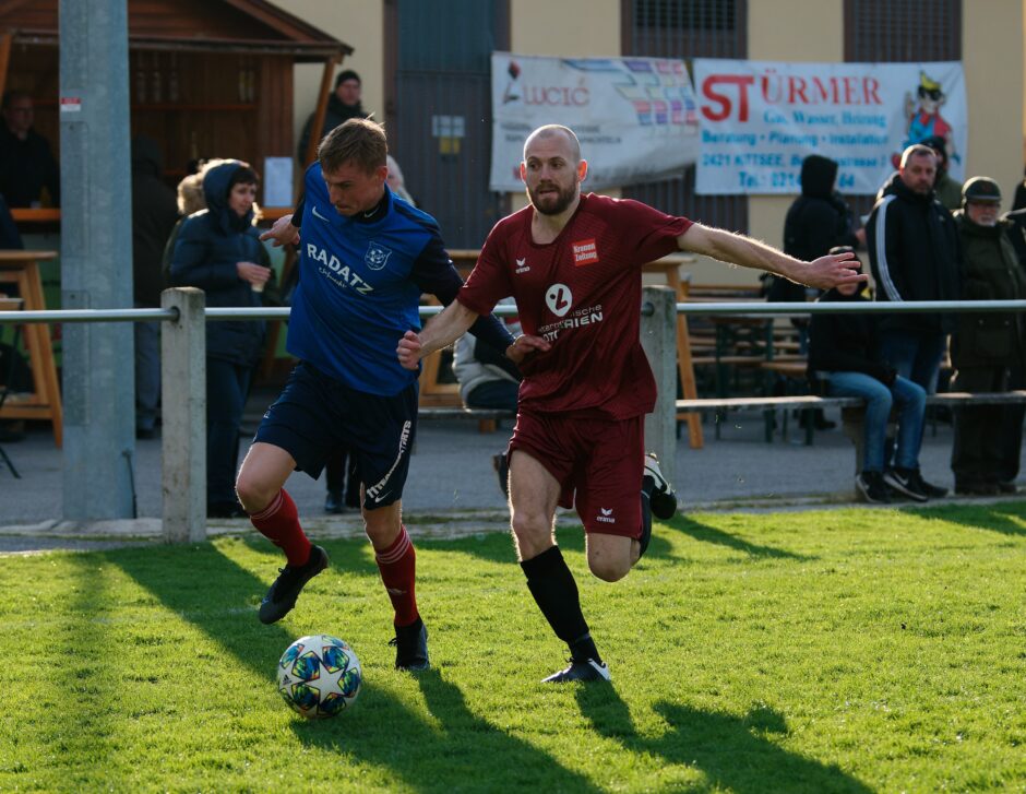 Sombat runs past Gallus 04: This numbered sequence show how difficult it is to stop Jozef Sombat without tripping him. Peter Gallus is in pursuit. Subject: soccer;football;burgenland;kittsee;Jozef Sombat;Peter Gallus