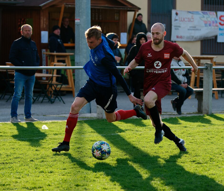 Sombat runs past Gallus 05: This numbered sequence show how difficult it is to stop Jozef Sombat without tripping him. Peter Gallus is in pursuit. Subject: soccer;football;burgenland;kittsee;Jozef Sombat;Peter Gallus