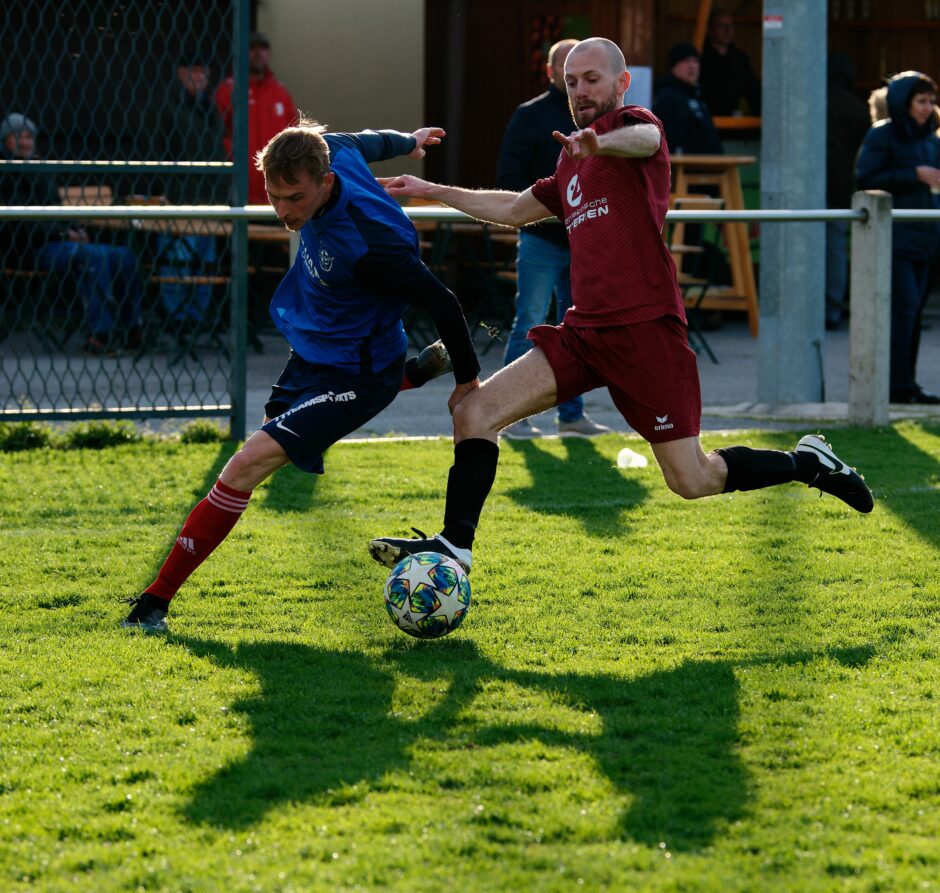 Sombat runs past Gallus 06: This numbered sequence show how difficult it is to stop Jozef Sombat without tripping him. Peter Gallus is in pursuit. Subject: soccer;football;burgenland;kittsee;Jozef Sombat;Peter Gallus