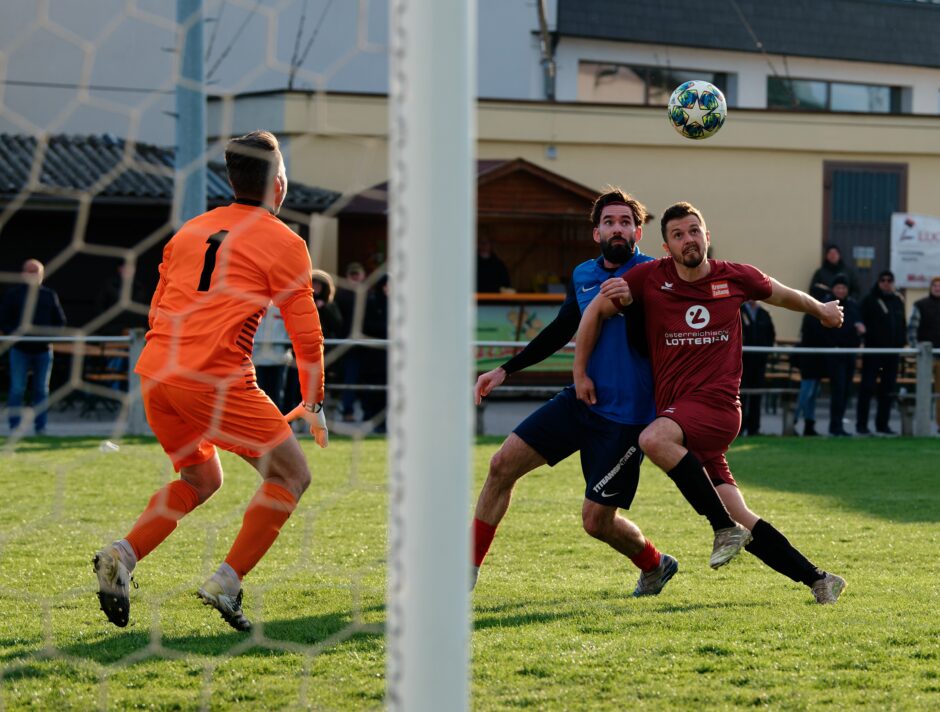 Juraj Fuska nearly scores: Markus Szegner is able to keep Juraj Fuska from scoring on a dangerous cross in front of UFC Pama keeper Julius Pentek Subject: soccer;football;burgenland;kittsee;Michal Andrasik;Simon Werdenich