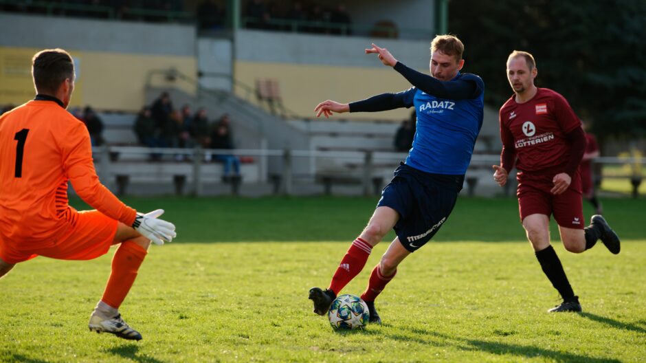 Sombat Penalty Sequence 02: As Sombat comes closer, it looks like Pentek may still have control of the the angle. Subject: soccer;football;burgenland;kittsee;Jozef Sombat;Julius Pentek;Andreas Roth