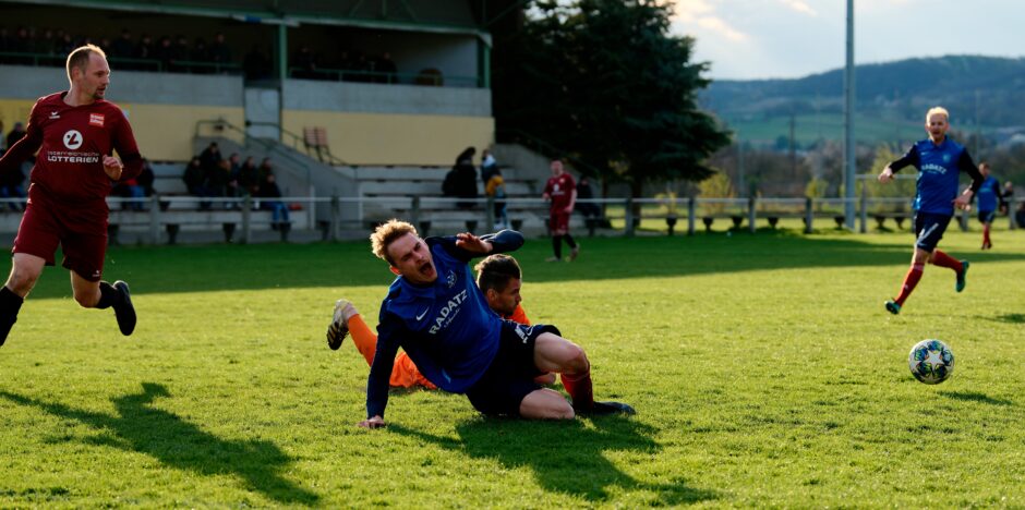 Sombat Penalty Sequence 08: Is Sombat injured? By appearances, he is. Subject: soccer;football;burgenland;kittsee;Jozef Sombat;Julius Pentek;Andreas Roth