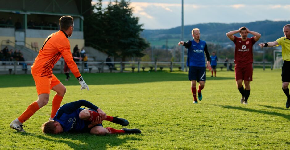 Sombat Penalty Sequence 11: Julius Pentek points at Sombat while referee Markus Kouba points at the penalty spot. Subject: soccer;football;burgenland;kittsee;Jozef Sombat;Julius Pentek;Andreas Roth