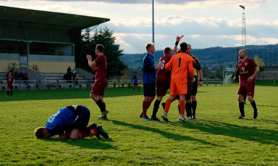 Sombat Penalty Sequence 13: Markus Kouba has made his decision and lays a red card on Julius Pentek in the 67th minute for denial of an obvious goal-scoring opportunity. Subject: soccer;football;burgenland;kittsee;Jozef Sombat;Julius Pentek;Andreas Roth