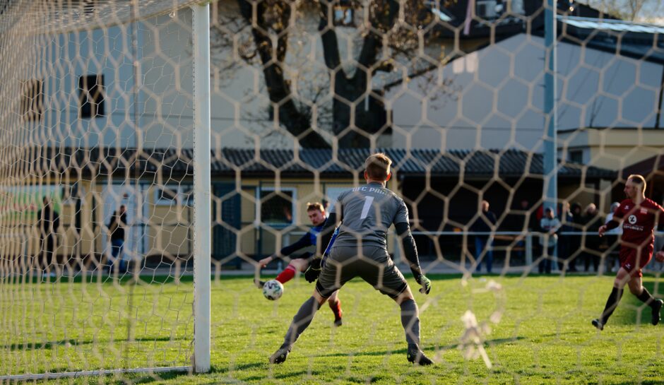 Jozef Sombat hard shot: Jozef Sombat has plenty of time to send a hard shot towards UFC Pama substitute keeper Patrik Kukla Subject: soccer;football;burgenland;kittsee;Andreas Roth;Jozef Sombat;Patrik Kukla