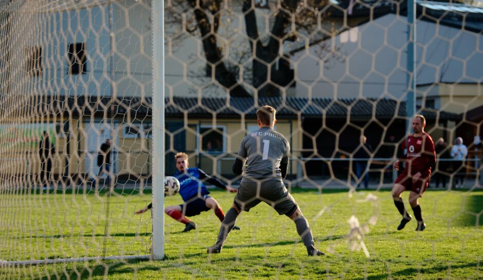 Sombat hits the post: Again SC Kittsee dings the post hard. This time it's Sombat's honours and not Machovec. Andreas Roth avoids the doghouse today. Subject: soccer;football;burgenland;kittsee;Andreas Roth;Jozef Sombat;Patrik Kukla