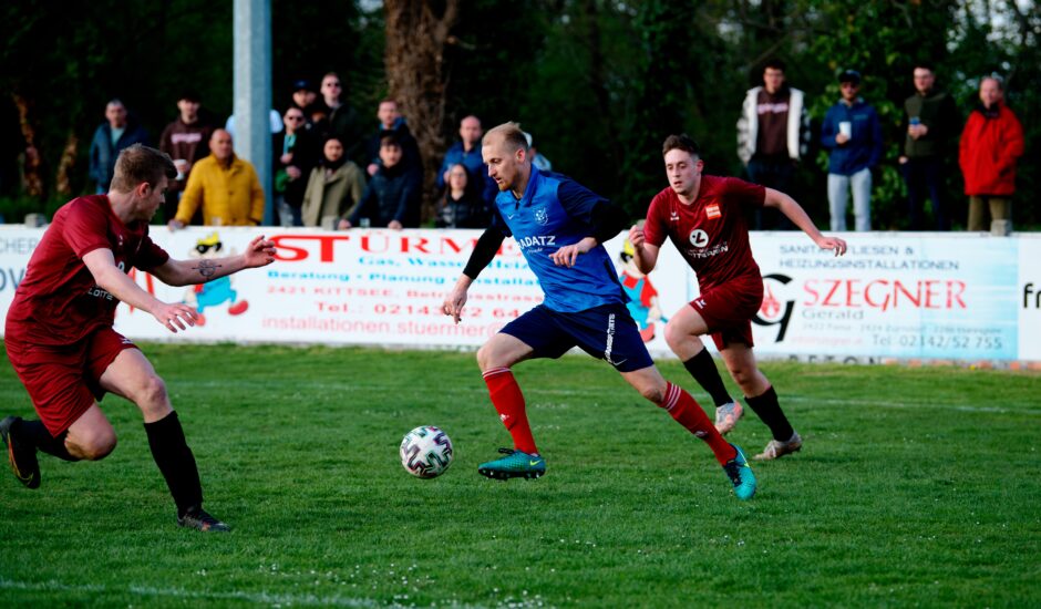 Michal Andrasik splits defence: Michal Andrasik carries the ball between UFC Pama's Dalibor Gonda and Markus Fabsich Subject: soccer;football;burgenland;kittsee;Dalibor Gonda;Michal Andrasik;Markus Fabsich