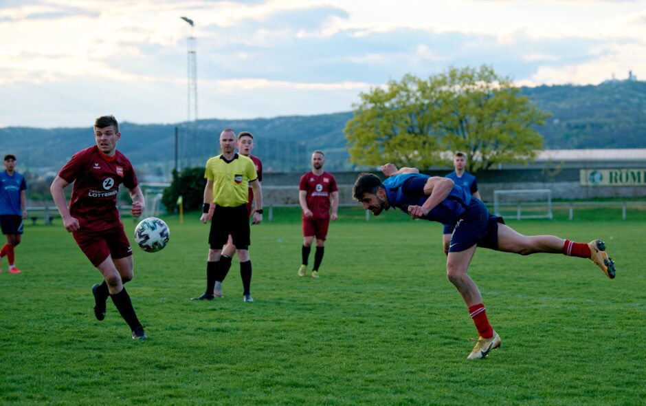 Machovec late header: Josef Machovec was determined not to cede this game. To the end he fought hard for a tying goal. Subject: soccer;football;burgenland;kittsee;Markus Fabsich;Markus Kouba;Josef Machovec