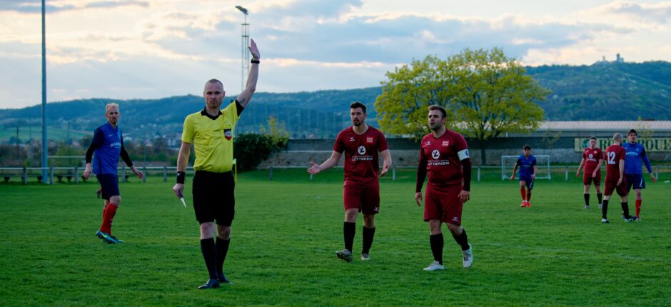 Markus Kouba awards a late free kick: Already deep into extra time, referee Markus Kouba awarded Kittsee with another close free kick. UFC Pama players Markus Lackner and Markus Szegner can't believe their eyes. Subject: soccer;football;burgenland;kittsee;Markus Lackner;Markus Szegner;Markus Kouba