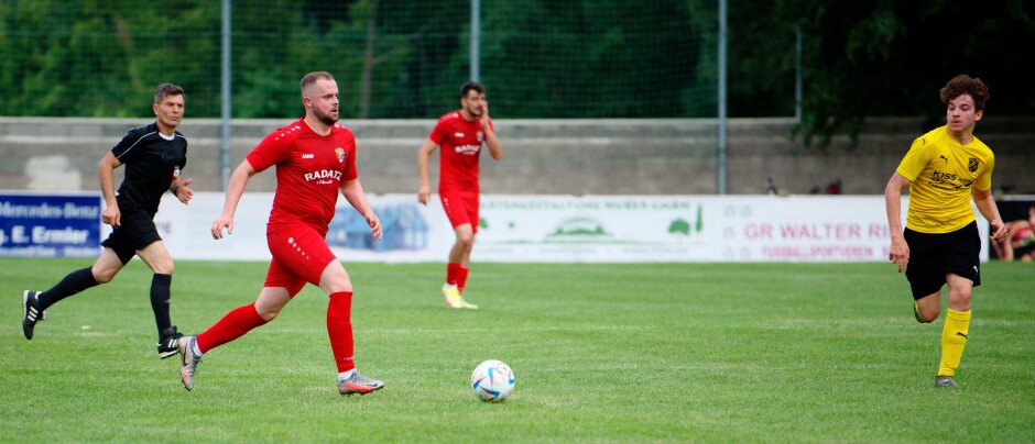 Michael Wernecker brings ball out for SC Kittsee: Michael Wernecker brings ball out for SC Kittsee, as referee Faruk Sevik runs with him. Subject: soccer;football;burgenland;kittsee;ASV Jahrndorf;Michael Wernecker;Faruk Sevik;Matthias Graner