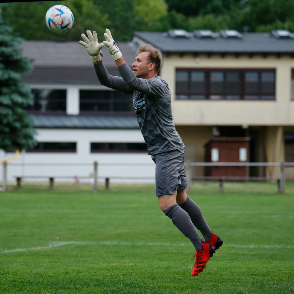 Michael Unger catches shot: ASV Jahrndorf keeper Michael Unger neatly catches a floating shot. Subject: soccer;football;burgenland;kittsee;ASV Jahrndorf;Michael Unger