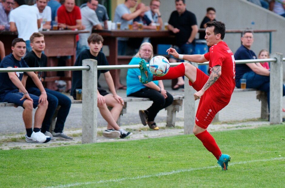 Patrick Pail controls high ball: SC Kittsee's Patrick Pail goes on tip toe to control a high pass at the boundary in front of Kittsee fans. Subject: soccer;football;burgenland;kittsee;ASV Jahrndorf;Patrick Pail