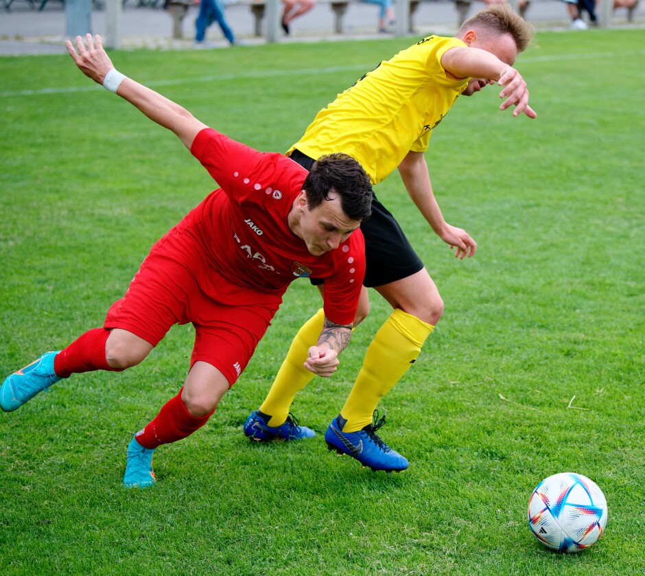 Patrick Pail beats Alessandro Blazevic to the ball: SC Kittsee's Patrick Pail runs around and under ASV Jahrndorf's Alessandro Blazevic to drive in on net. Subject: soccer;football;burgenland;kittsee;ASV Jahrndorf;Patrick Pail;Alessandro Blazevic