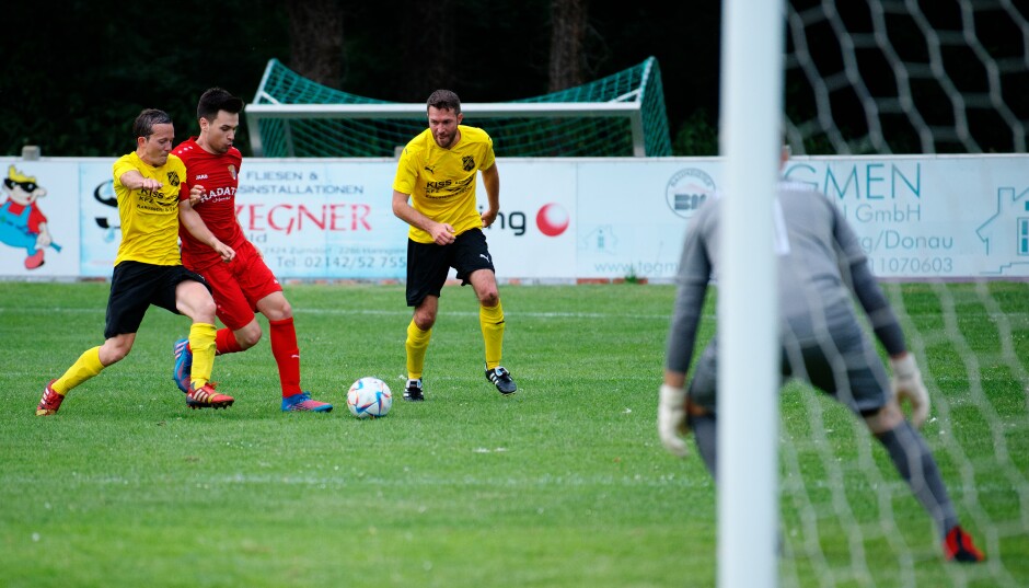 Klinkhammer splits two defenders: SC Kittsee's Daniel Arnold Klinkhammer splits veteran ASV Jahrndorf defenders Martin Puster and Mario Katzler. Subject: soccer;football;burgenland;kittsee;ASV Jahrndorf;Martin Puster;Daniel Arnold Klinkhammer;Mario Katzler