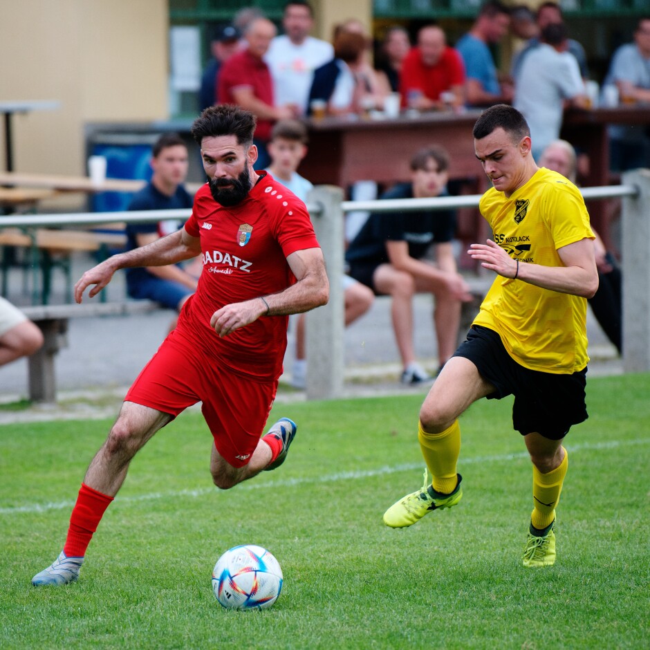 Juraj Fuska flies past Aleksa Slavkovic: Juraj Fuska drives the ball down the right wing past ASV Jahrndorf midfielder Aleksa Slavkovic Subject: soccer;football;burgenland;kittsee;ASV Jahrndorf;Juraj Fuska;Aleksa Slavkovic