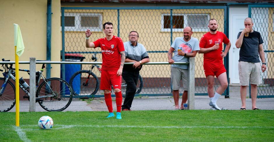 Patrick Pail takes corner: Patrick Pail delivers a good corner to Jozef Sombat. The game is starting to turn in SC Kittsee's favour here as the ball is far more often in the ASV Jahrndorf end. Subject: soccer;football;burgenland;kittsee;ASV Jahrndorf;Patrick Pail