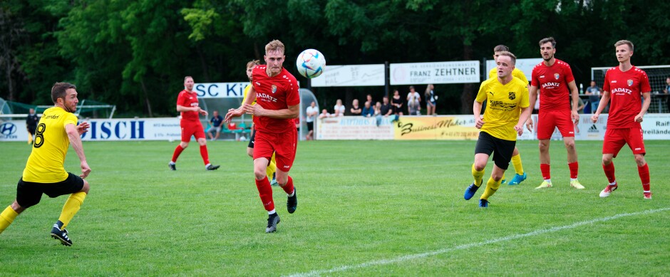 Sombat kick 1: Kittsee star forward Jozef Sombat closes in on Pail's corner cross as Mario Katzler tries to get back to stop him. Subject: soccer;football;burgenland;kittsee;ASV Jahrndorf;Mario Katzler;Jozef Sombat