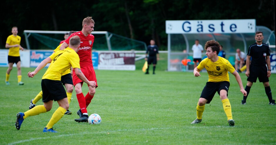 Sombat-Drobola goal 2: After getting control of the ball, Sombat passes it quickly to Christoph Drobela who will adroitly slip his shot past keeper Michael Unger.  Subject: soccer;football;burgenland;kittsee;ASV Jahrndorf;Jozef Sombat;Alessandro Blazevic;Matthias Graner