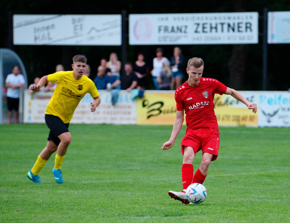 Sombat-Drobola goal 3: Christoph Drobela shows good touch here, catching keeper Michael Unger out of position and putting just enough force on the ball to slip it past Unger. In the background, Peter Majerčák arrives too late. Subject: soccer;football;burgenland;kittsee;ASV Jahrndorf;Peter Majerčák;Christoph Drobela