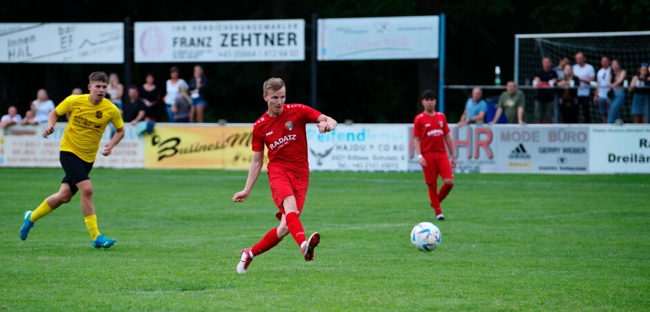 Sombat-Drobola goal 4: Christoph Drobela watches his shot take off towards the net. Subject: soccer;football;burgenland;kittsee;ASV Jahrndorf;Peter Majerčák;Christoph Drobela