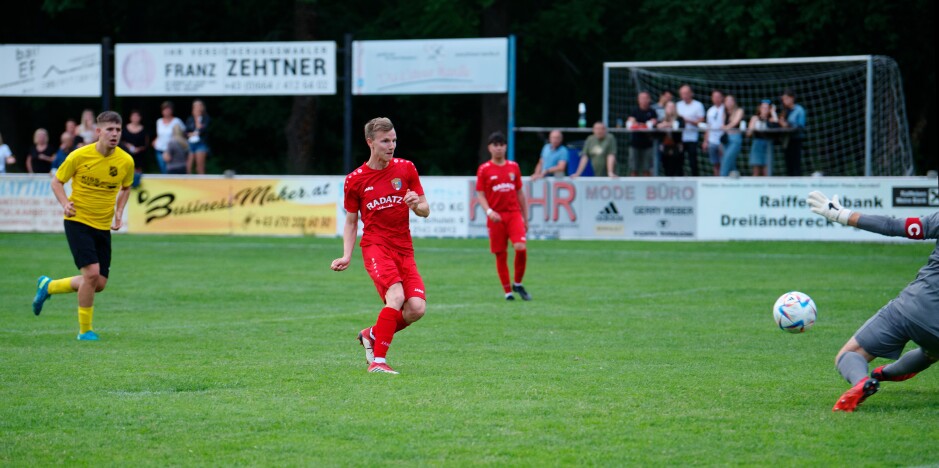 Sombat-Drobola goal 5: ASV Jahrndorf keeper Michael Unger attempt to fall on the ball but it just slips past his outstretched hands. Subject: soccer;football;burgenland;kittsee;ASV Jahrndorf;Peter Majerčák;Christoph Drobela;Michael Unger