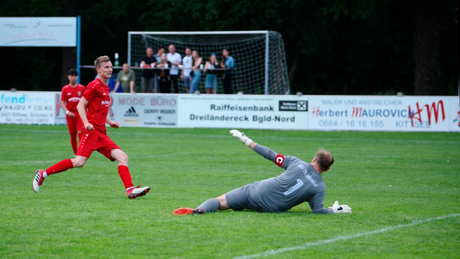 Sombat-Drobola goal 7: Christoph Drobela watches the ball hit the back of the net as keeper Michael Unger lies defeated on the ground before him. Subject: soccer;football;burgenland;kittsee;ASV Jahrndorf;Peter Majerčák;Christoph Drobela;Michael Unger