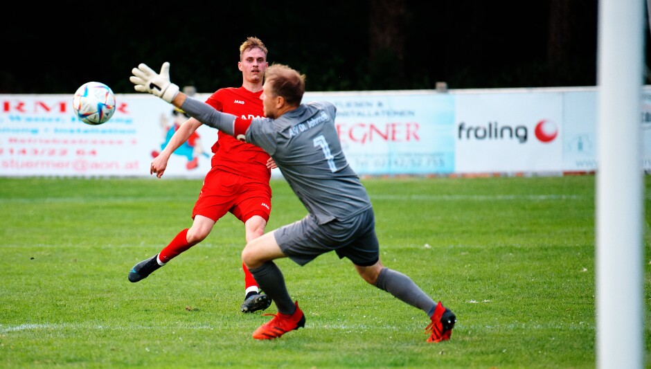 Sombat goal 1: Sombat unleashes a precise shot from the left wing, past the outstretched mitt of Jahrndorf keeper Michael Unger. Subject: soccer;football;burgenland;kittsee;ASV Jahrndorf;Jozef Sombat;Michael Unger