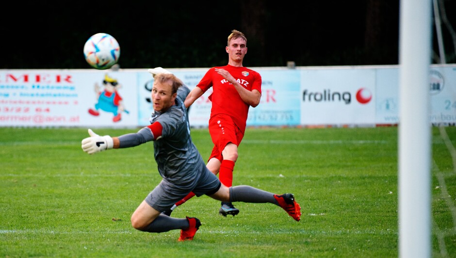 Sombat goal 3: Jozef Sombat enjoys his own handiwork, convinced now that the shot is headed straight to the net. Subject: soccer;football;burgenland;kittsee;ASV Jahrndorf;Jozef Sombat;Michael Unger