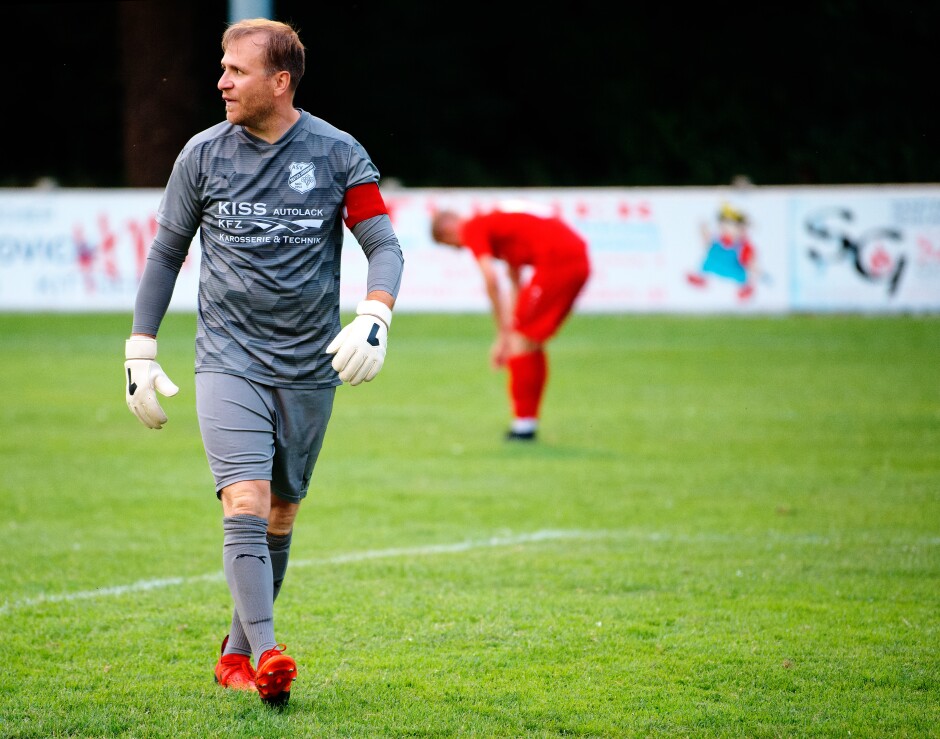 Sombat goal 6: ASV Jahrndorf keeper Michael Unger is not happy. If he were an English speaker, we'd be able to read his lips. That same word exists in German but is not generally used as an exclamative.

Strangely, it's a sweet moment for the Kittsee season. There have not been enough games where the opposing keeper suffered despair or rage this year. The 2019-2020 season had many such games, with three or more goals marked regularly. Subject: soccer;football;burgenland;kittsee;ASV Jahrndorf;Jozef Sombat;Michael Unger