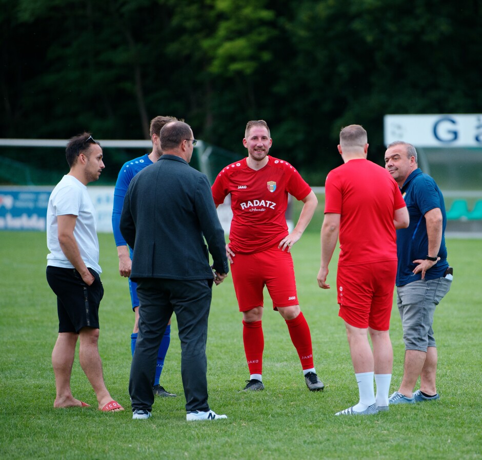 SC Kittsee braintrust: Post-game SC Kittsee coach Manfred Wachter meets with former captain Michael Wernecker, current captain Thomas Bastian, goaltender Manuel Schiszler, defender Sebastian Skerlan and club secretary Markus Raithofer. Agenda – how to win more games and avoid relegation. Subject: soccer;football;burgenland;kittsee;ASV Jahrndorf;Manfred Wachter;Michael Wernecker;Thomas Bastian;Manuel Schiszler;Sebastian Skerlan;Markus Raithofer