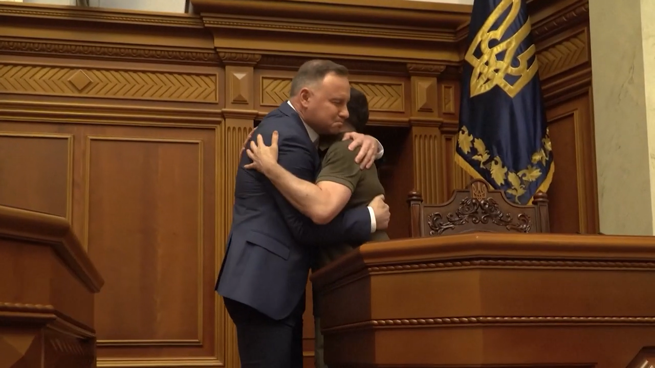 Andrzej Duda exultantly hugs Vladimir Zelensky in Ukrainian Rada