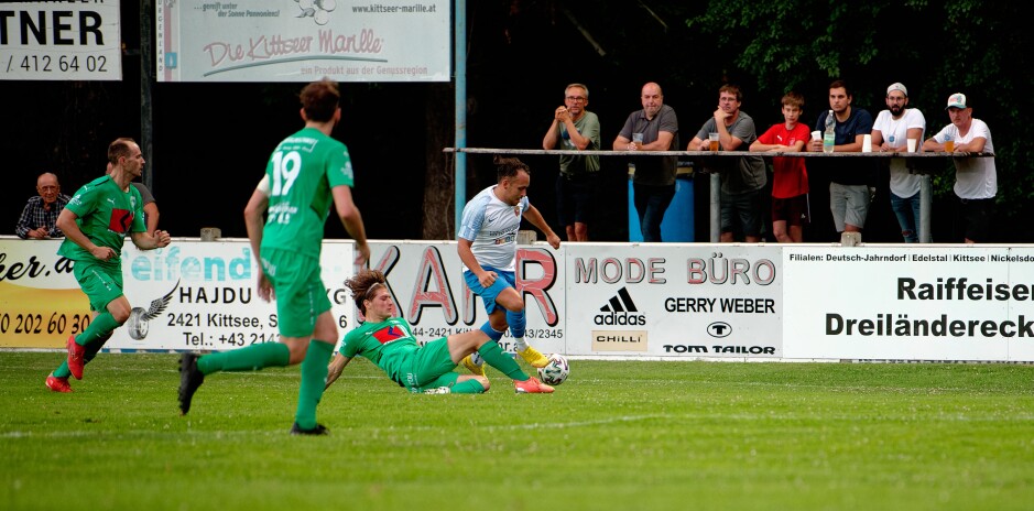 Sebastian Skerlan on an early break: Kittsee stalwart fans watch with great interest from the far benches. Subject: soccer;football;burgenland;kittsee;SC Kittsee;FC Monchof