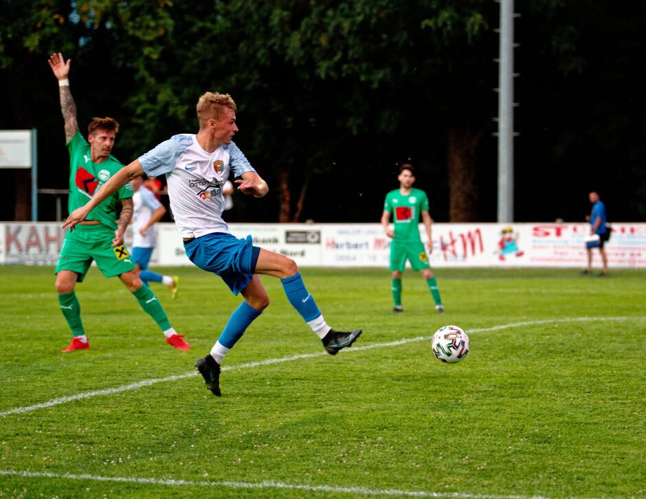 Jozef Sombat knocks in a ball just offside: FC Monchof dodges a bullet here when Jozef Sombat is ruled offside. Theodor Koch raises his heavily tattoed arm is raised high to attract the ref. Subject: soccer;football;burgenland;kittsee;SC Kittsee;FC Monchof