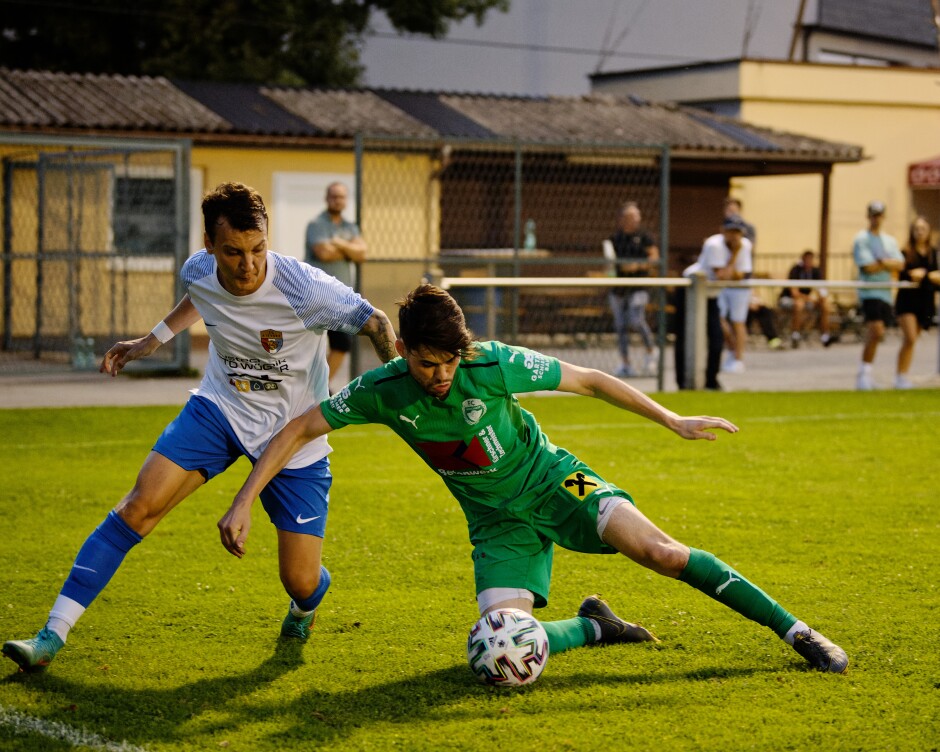 Patrick Pail and Florian Karner fight for the ball: Subject: soccer;football;burgenland;kittsee;SC Kittsee;FC Monchof