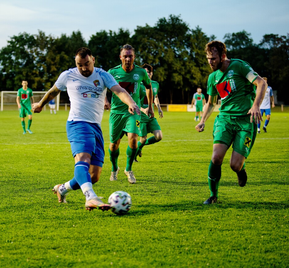 Bombicz hammers a shot past 
Daniel Hans-Jürgen Lamster: Kittsee newcomer Adam Bombicz enjoyed a superlative night, harrying the Monchof defence from everywhere. Subject: soccer;football;burgenland;kittsee;SC Kittsee;FC Monchof