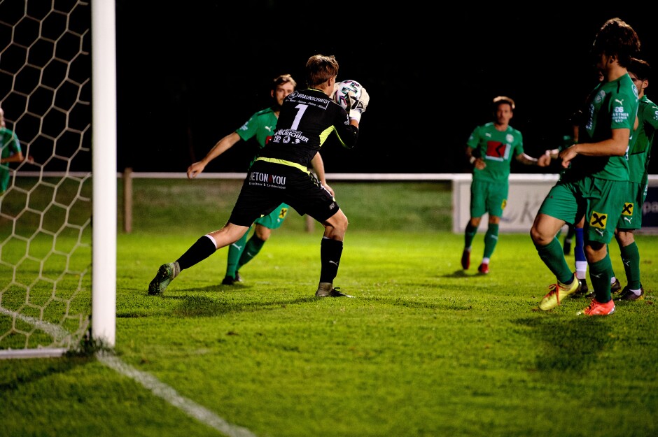 Stefan Josef Könnyü traps Atik's shot: Stefan Josef Könnyü had a busy night in net. He did well to only let in one goal. Subject: soccer;football;burgenland;kittsee;SC Kittsee;FC Monchof