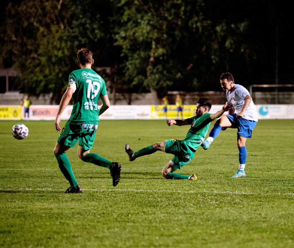 Patrick Pail hammers a ball at net.: Subject: soccer;football;burgenland;kittsee;SC Kittsee;FC Monchof