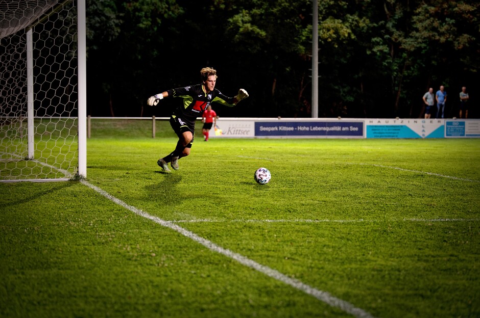 Stefan Josef Könnyü chases Pail's shot: Subject: soccer;football;burgenland;kittsee;SC Kittsee;FC Monchof