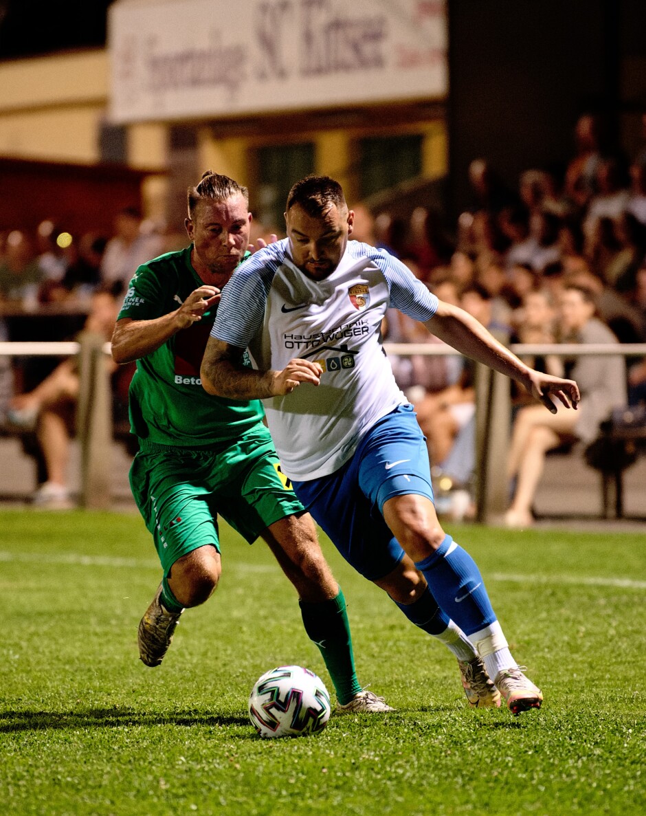 Adam Bombicz thunders down the sideline: Sebastian Iacovino-Protiwa hopelessly tries to stop the big man, even grabbing him. Subject: soccer;football;burgenland;kittsee;SC Kittsee;FC Monchof