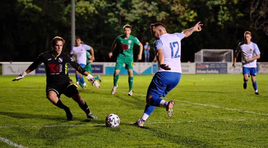 Bombicz chance in front of net 1: This a sequence and a good save by Sebastian Iacovino-Protiwa. Subject: soccer;football;burgenland;kittsee;SC Kittsee;FC Monchof