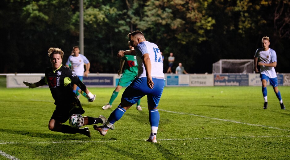 Bombicz chance in front of net 2: Sebastian Iacovino-Protiwa times his drop just right. Subject: soccer;football;burgenland;kittsee;SC Kittsee;FC Monchof