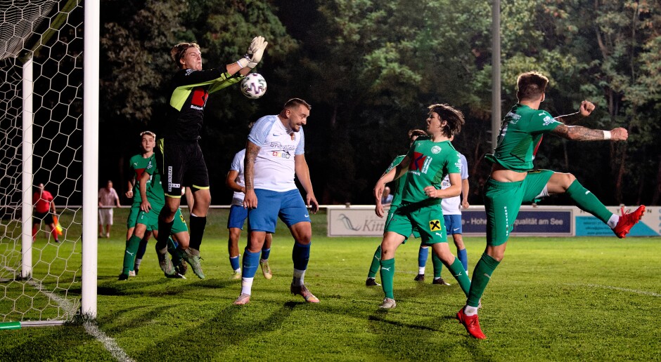 Bombicz heads the ball at Stefan Josef Könnyü: FC Monchof dodge another bullet here. Subject: soccer;football;burgenland;kittsee;SC Kittsee;FC Monchof