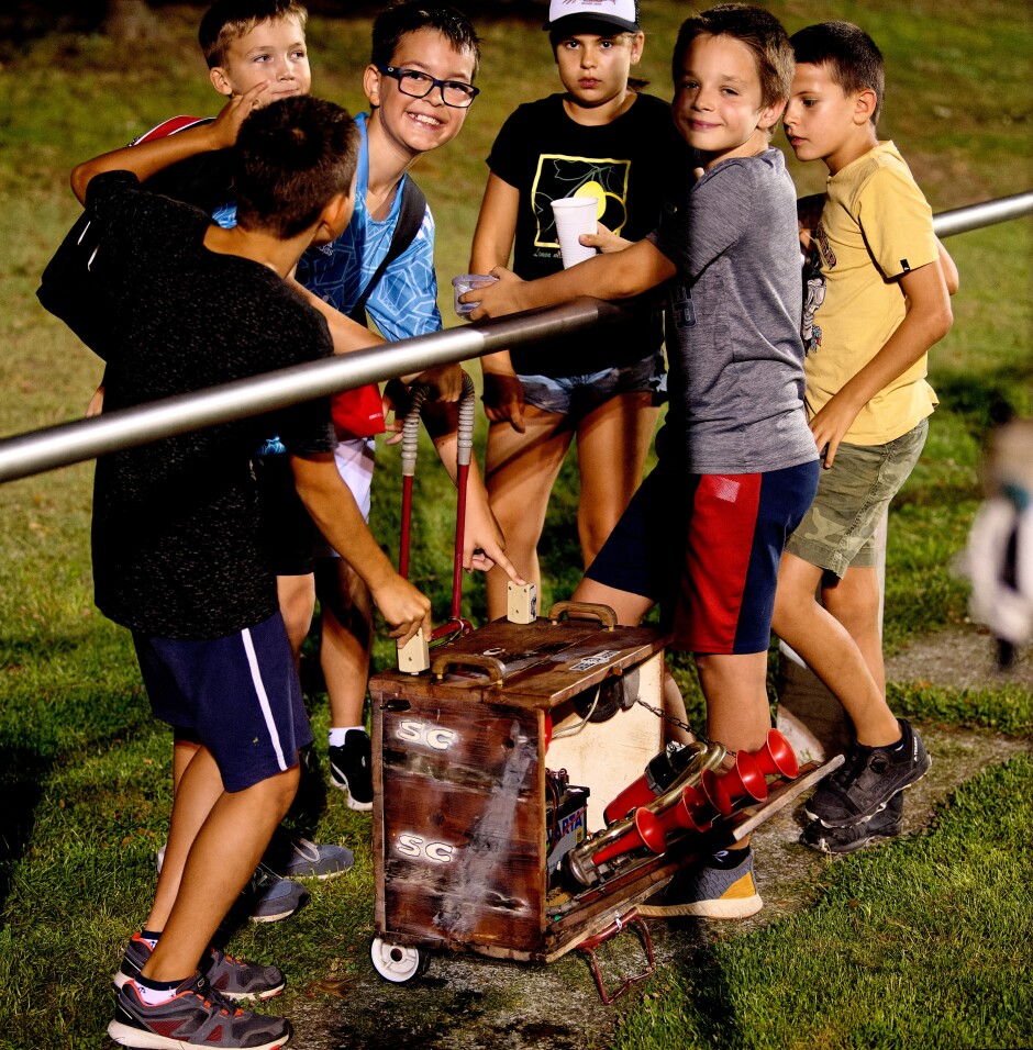 The noisemaking team 4: The Kittsee junior fan club are very happy with their new contraption. Very dedicated to their club. Subject: soccer;football;burgenland;kittsee;SC Kittsee;FC Monchof