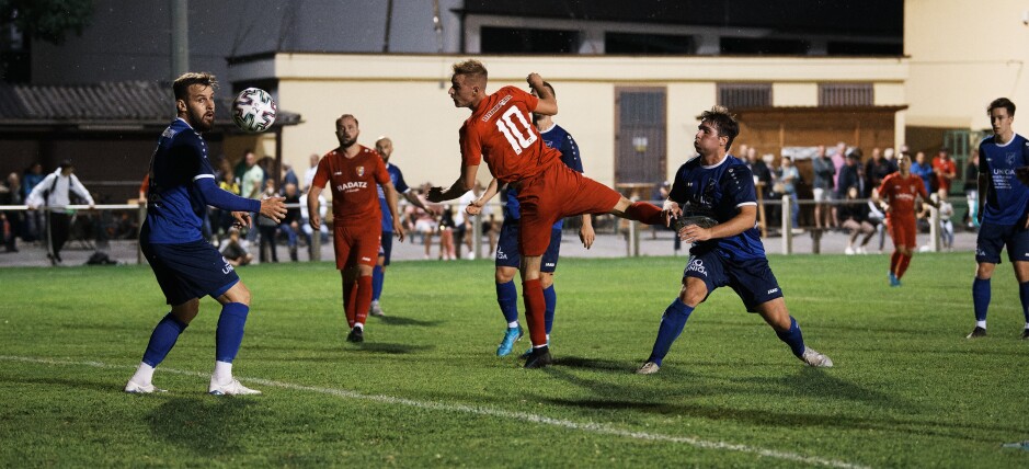 : Halbturn's Andrej Gabura watches Jozef Sombat's pinpoint header pass over his shoulder and into the net. Christopher Bauer still holds onto Sombat's ankle, much too late. Subject: Andrej Gabura;Christopher Bauer;Jozef Sombat;SC Kittsee;USV Halbturn;burgenland;football;kittsee;soccer