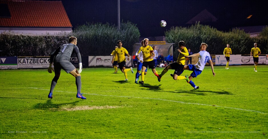 Rare chance on net for Szombat.: Jozef Szombat was always guarded by at least a couple of Deutsch Jahrndorf defenders who did a good job shutting him down. Subject: SC Kittsee;ASV Deutsch Jahrndorf;II Liga Nord;Burgenland;soccer;football;Jozef Szombat;Martin Puster;Michael Unger;Irfan Akbiyik;Carsten Lang